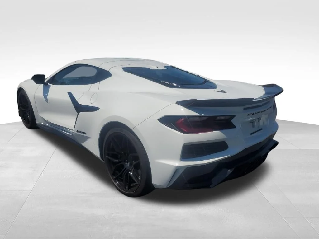 Used 2025 White Chevrolet Z06 image 3