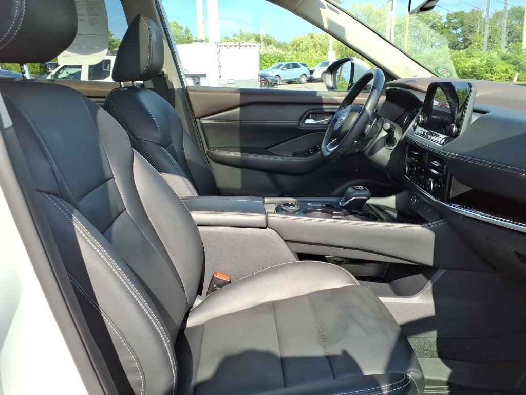 Used 2023 Pearl White Nissan SL premium w/heated leather seats & pano roof image 36