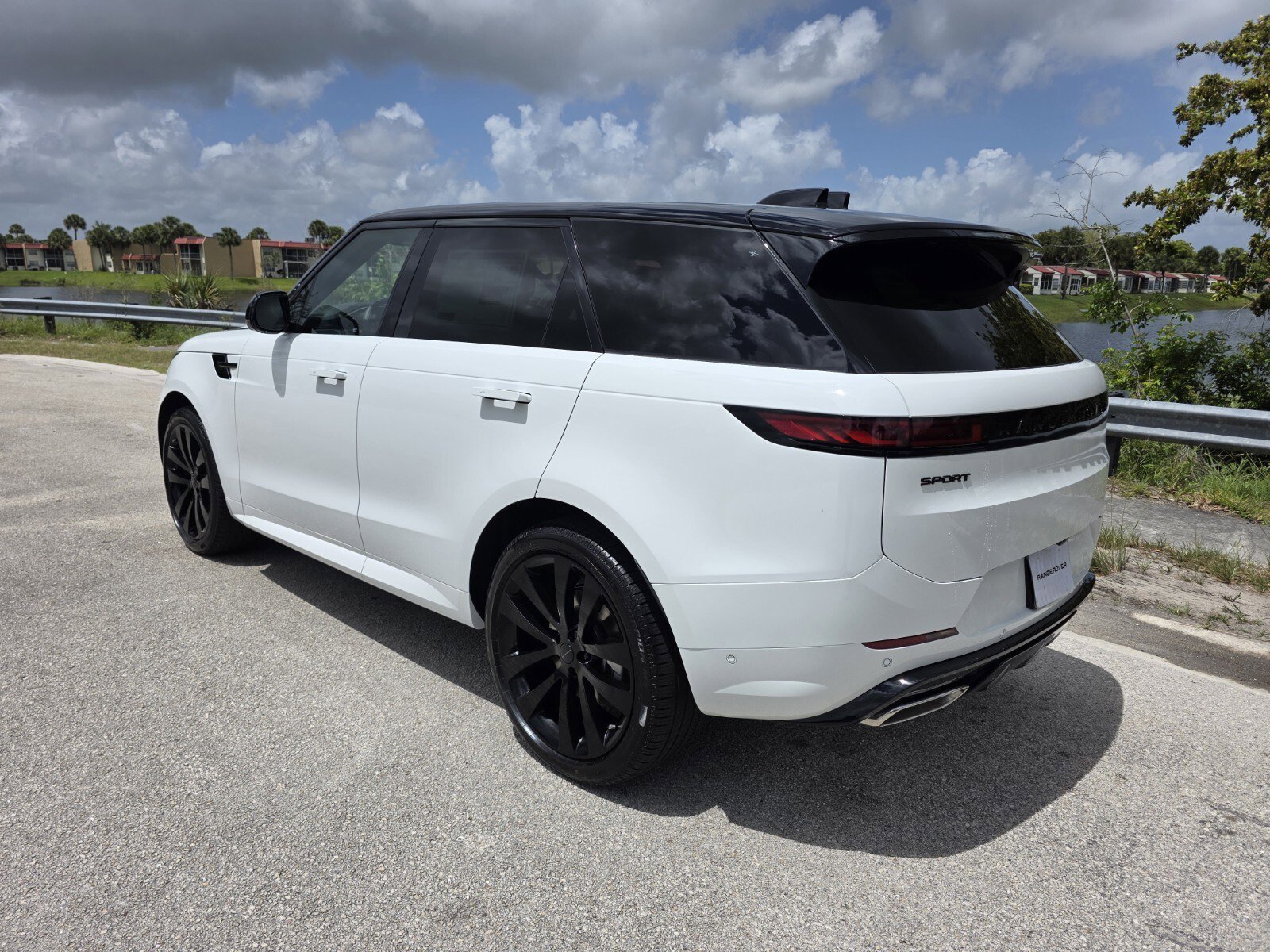 New 2026 Fuji White Land Rover P400 Dynamic SE image 2
