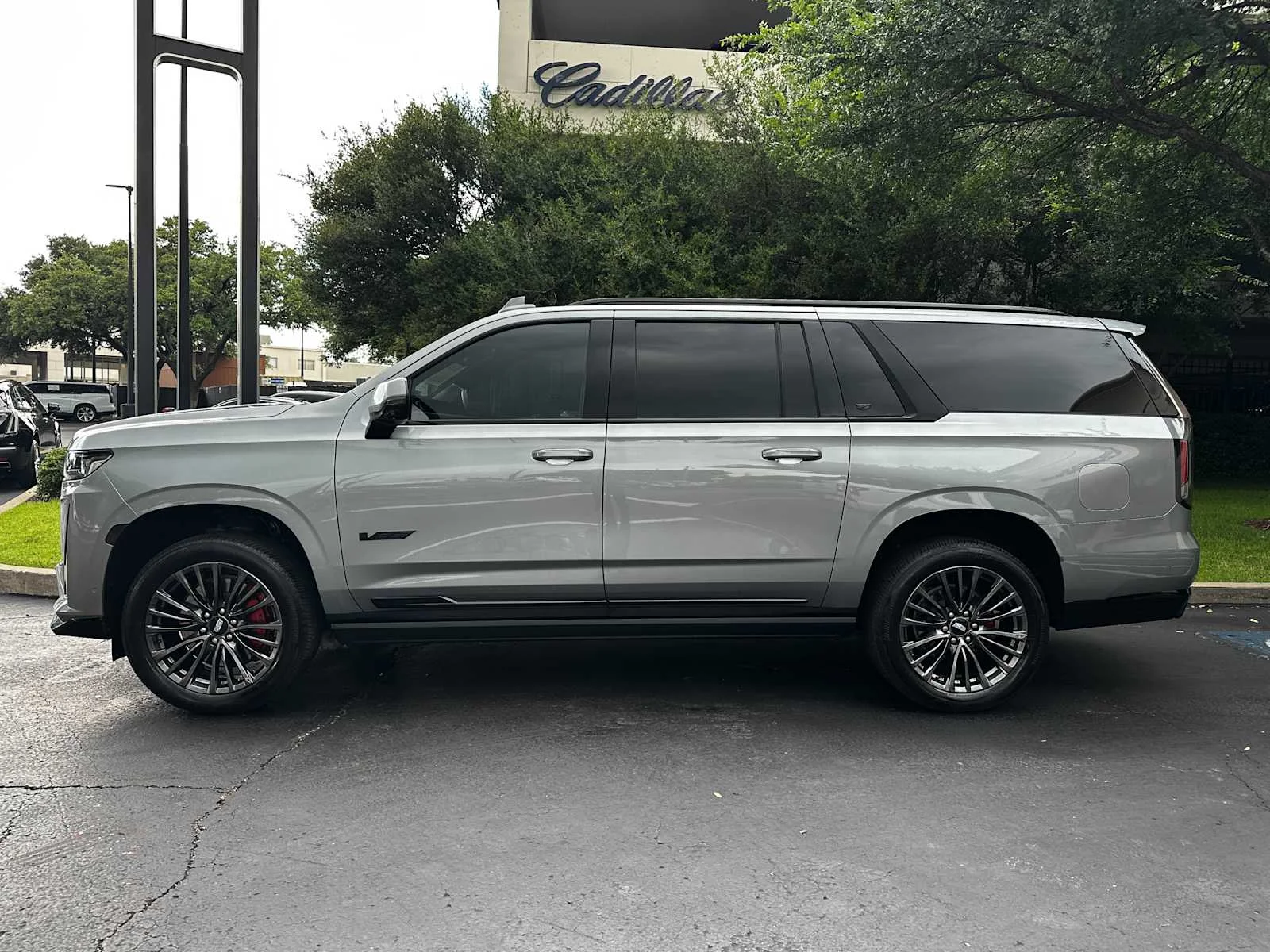 Used 2023 Argent Silver Metallic Cadillac Escalade ESV-V image 5