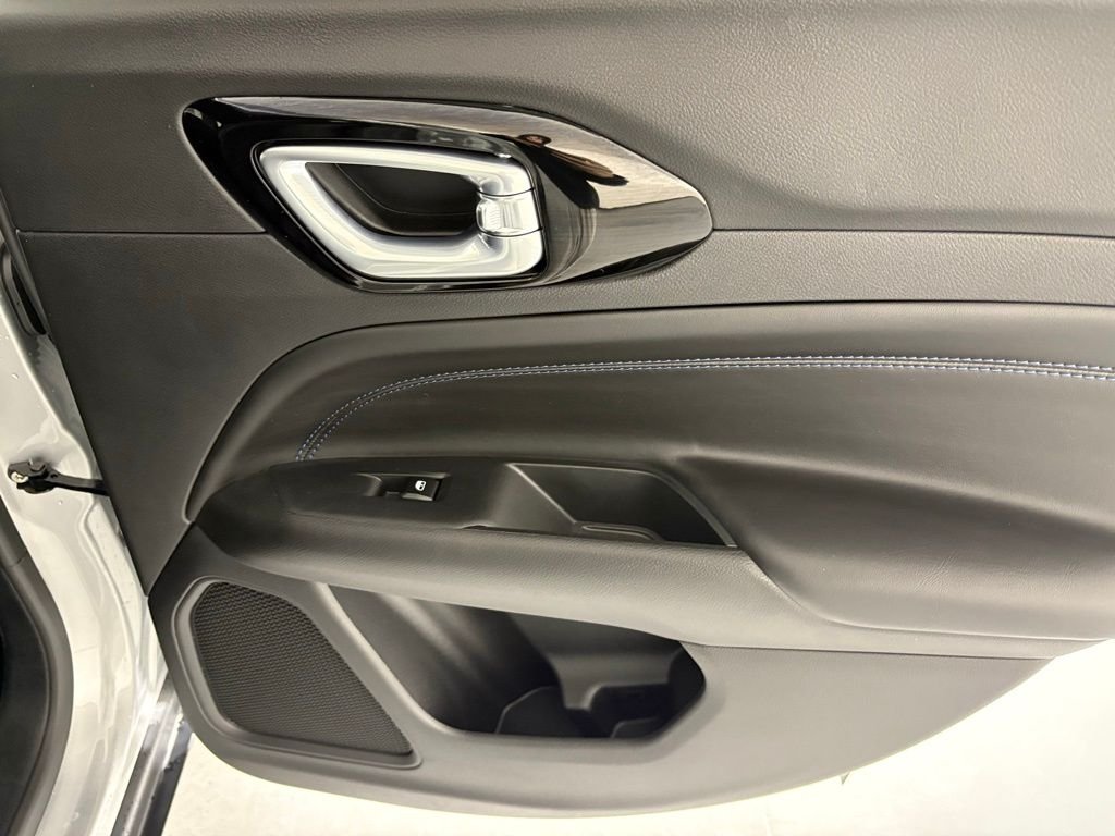 New 2026 Silver Zynith Metallic Clearcoat Jeep Latitude image 38