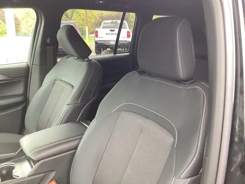 New 2026 Diamond Black Crystal Pearl-Coat Exterior Paint Jeep Laredo image 25
