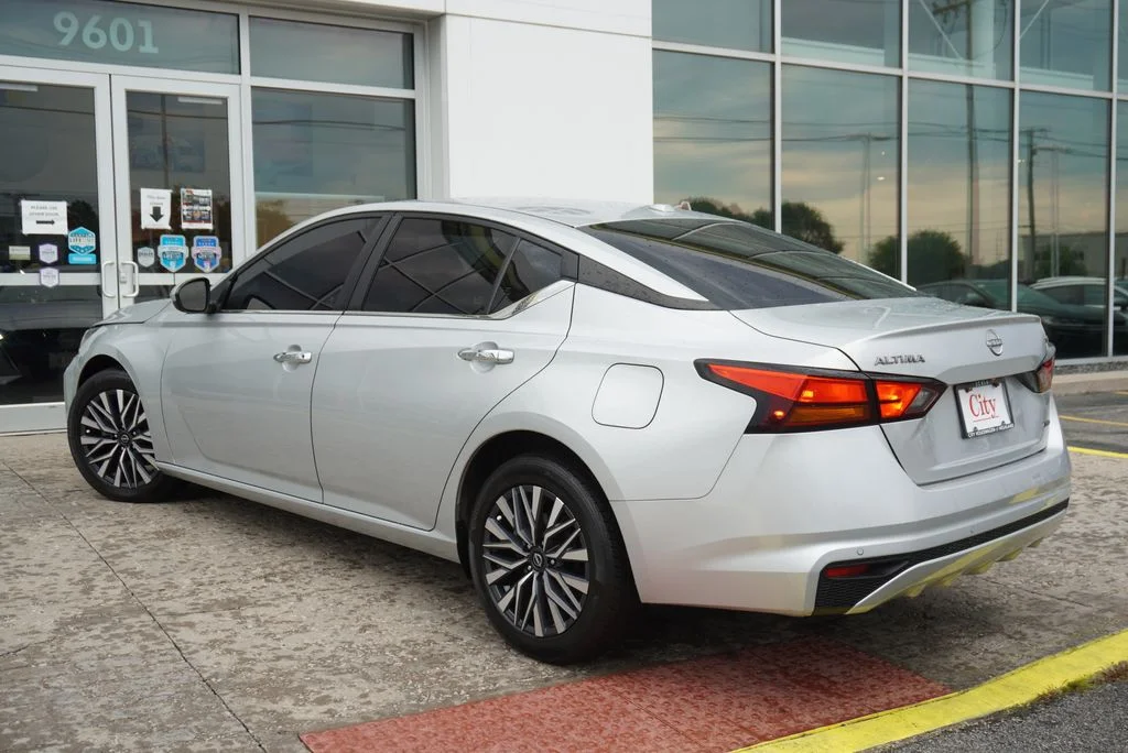 Used 2023 Silver Nissan 2.5 SV image 17