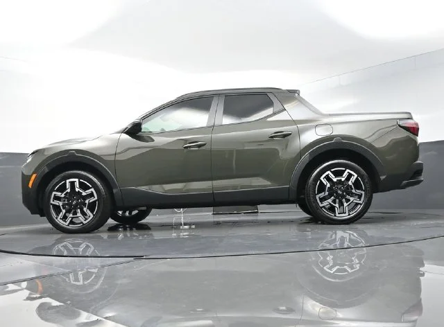 Used 2025 Green Hyundai Limited image 35
