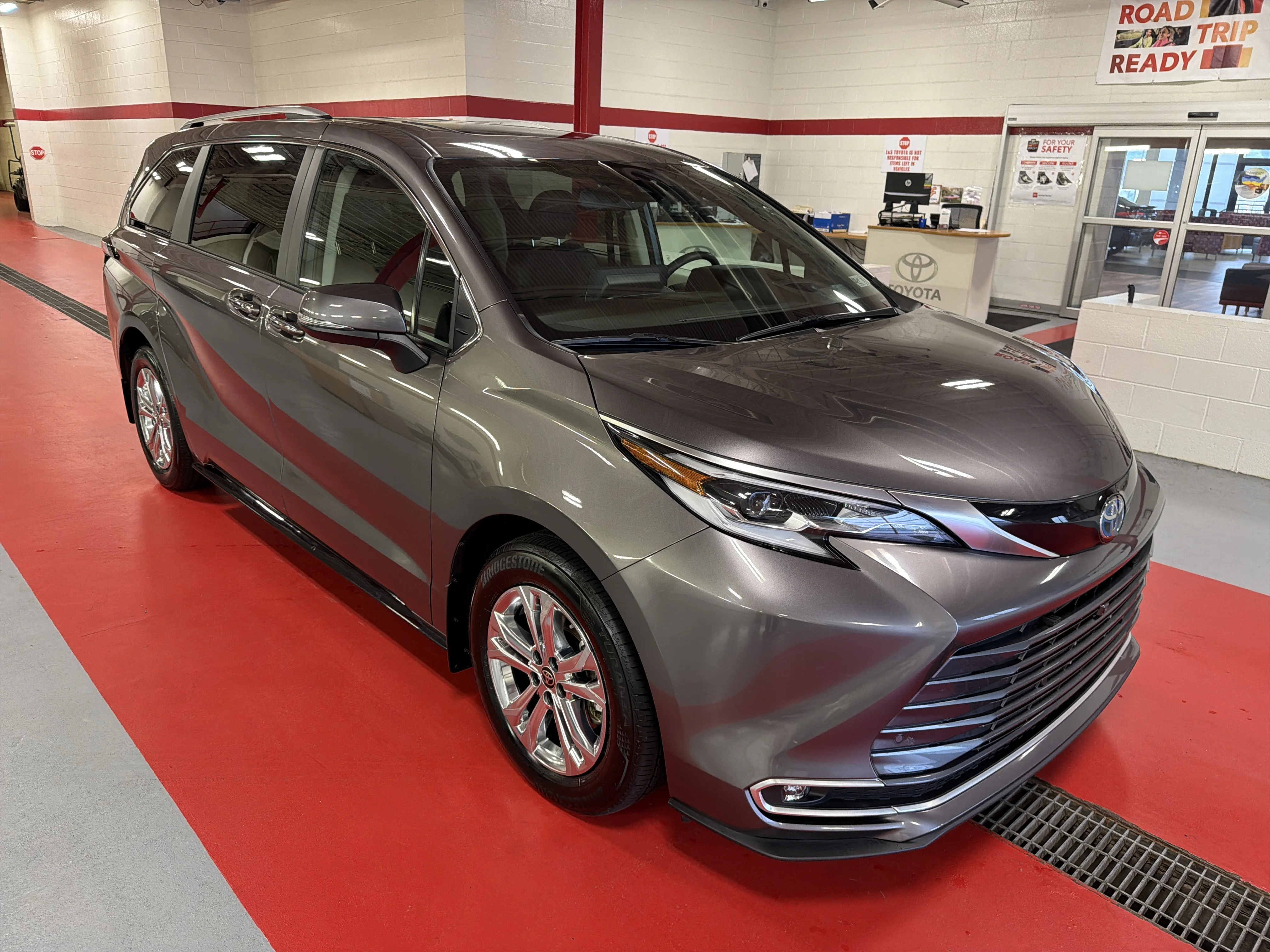 2023 Toyota Sienna Platinum 7-Passenger Hybrid AWD's photo