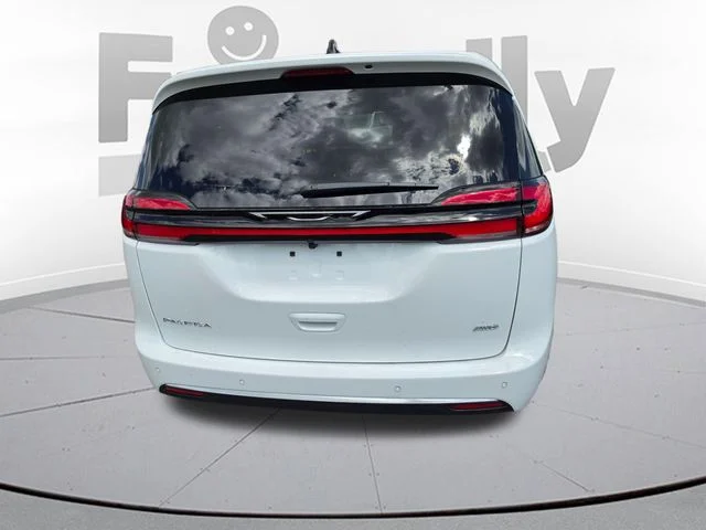New 2027 Bright White Clear-Coat Exterior Paint Chrysler Select image 6