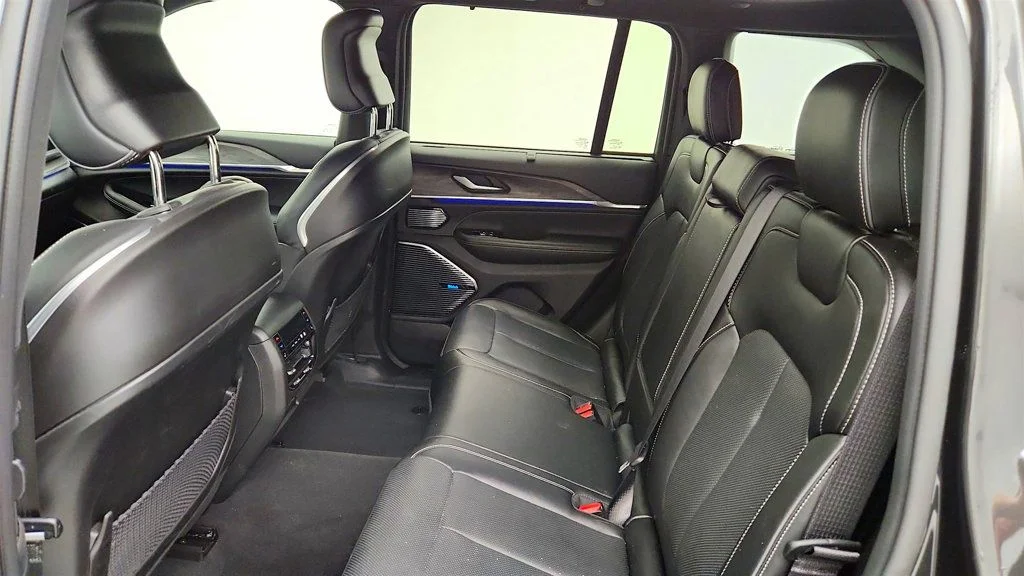 Used 2023 Rocky Mountain Pearlcoat Jeep Overland 4x4 w/ Adv ProTech III & Luxury Tech IV image 20