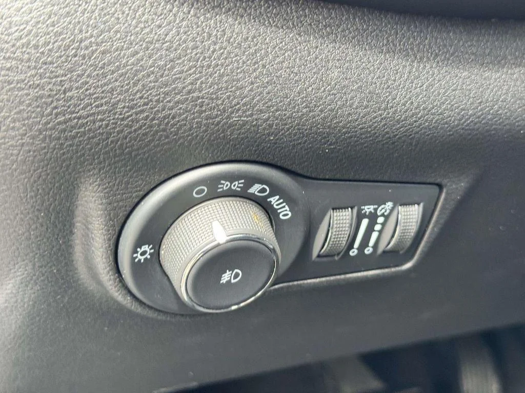 Used 2024 Sting-Gray Clearcoat Jeep Latitude 4x4 image 17