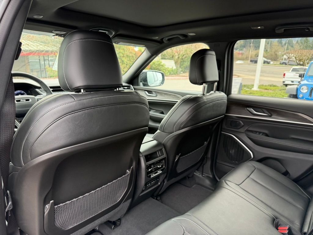 New 2026 Diamond Black Crystal Pearl-Coat Exterior Paint Jeep Limited Reserve image 31
