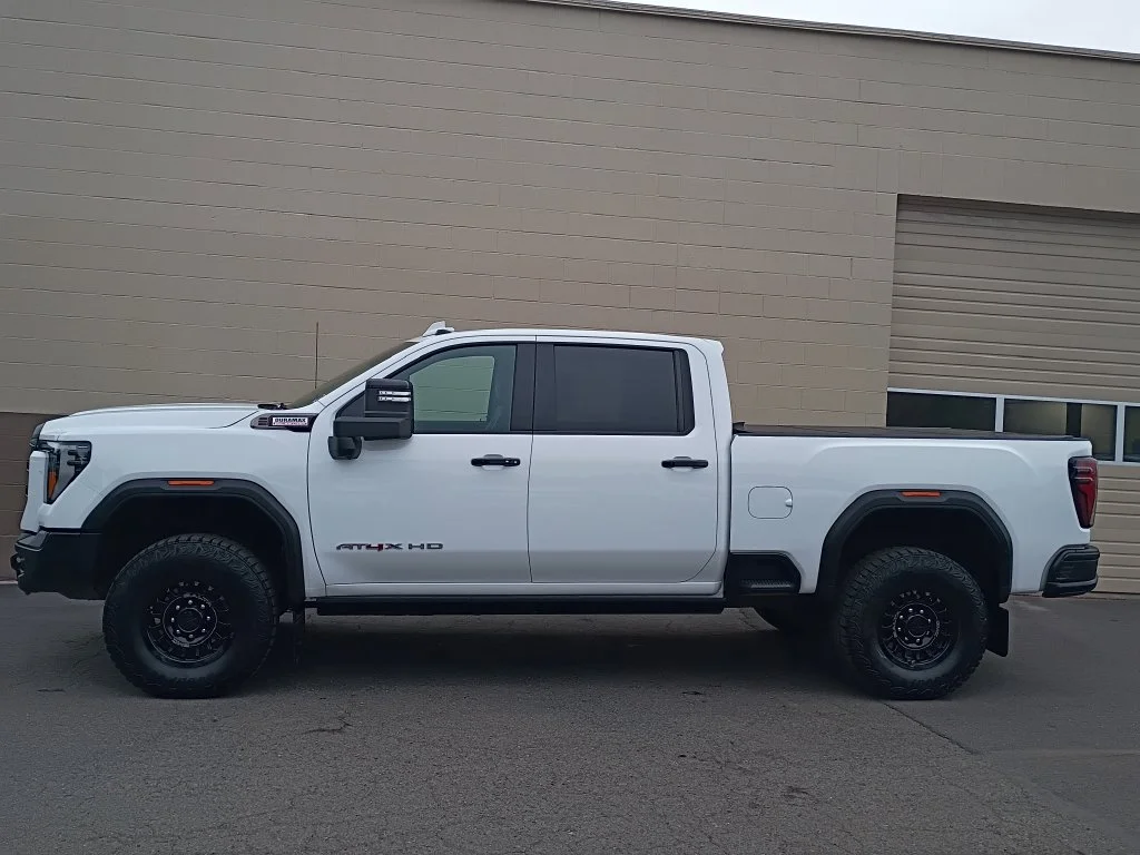 Used 2025 White GMC AT4X image 9