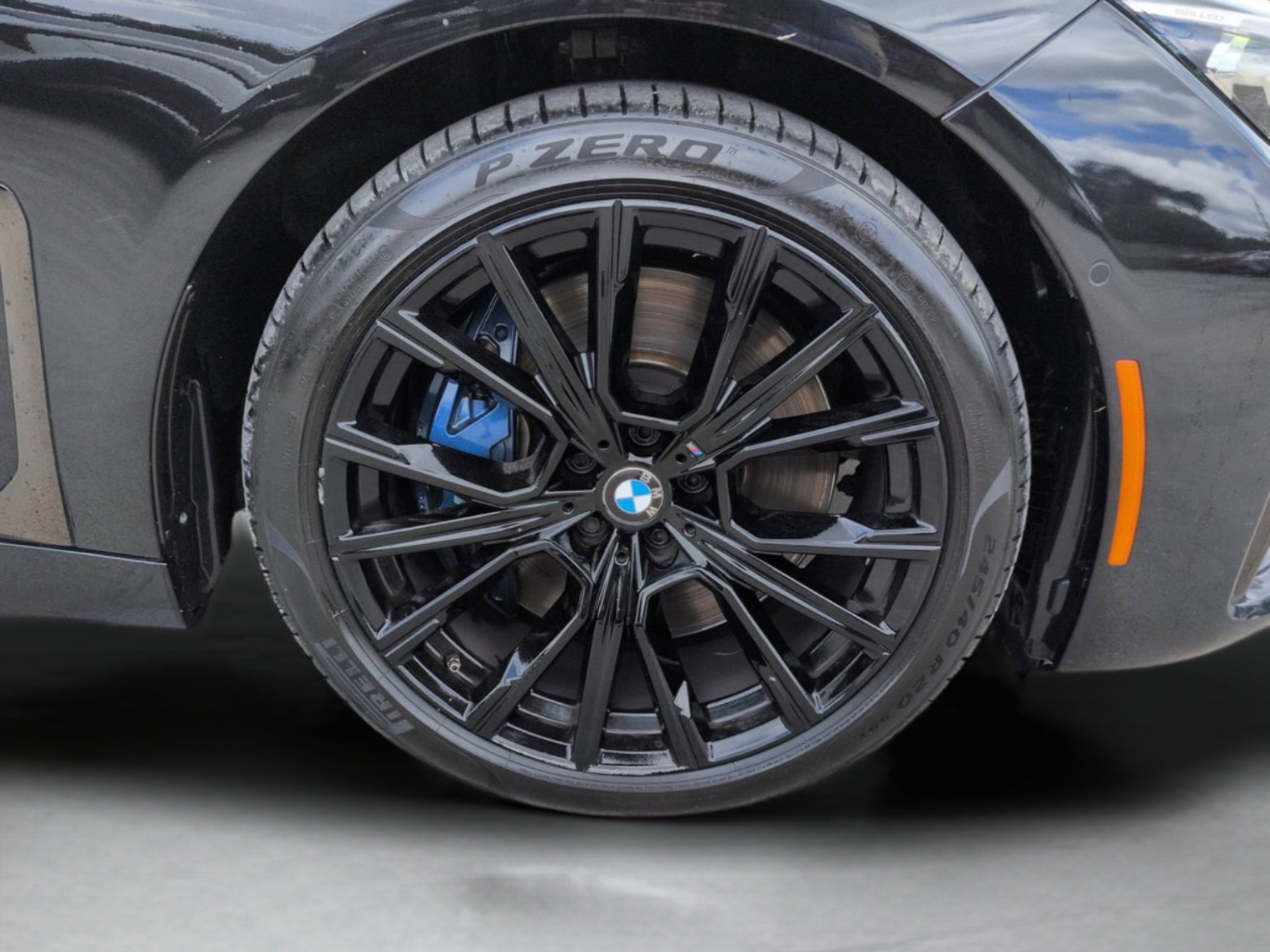 Used 2021 Black Sapphire Metallic BMW 750i xDrive image 30