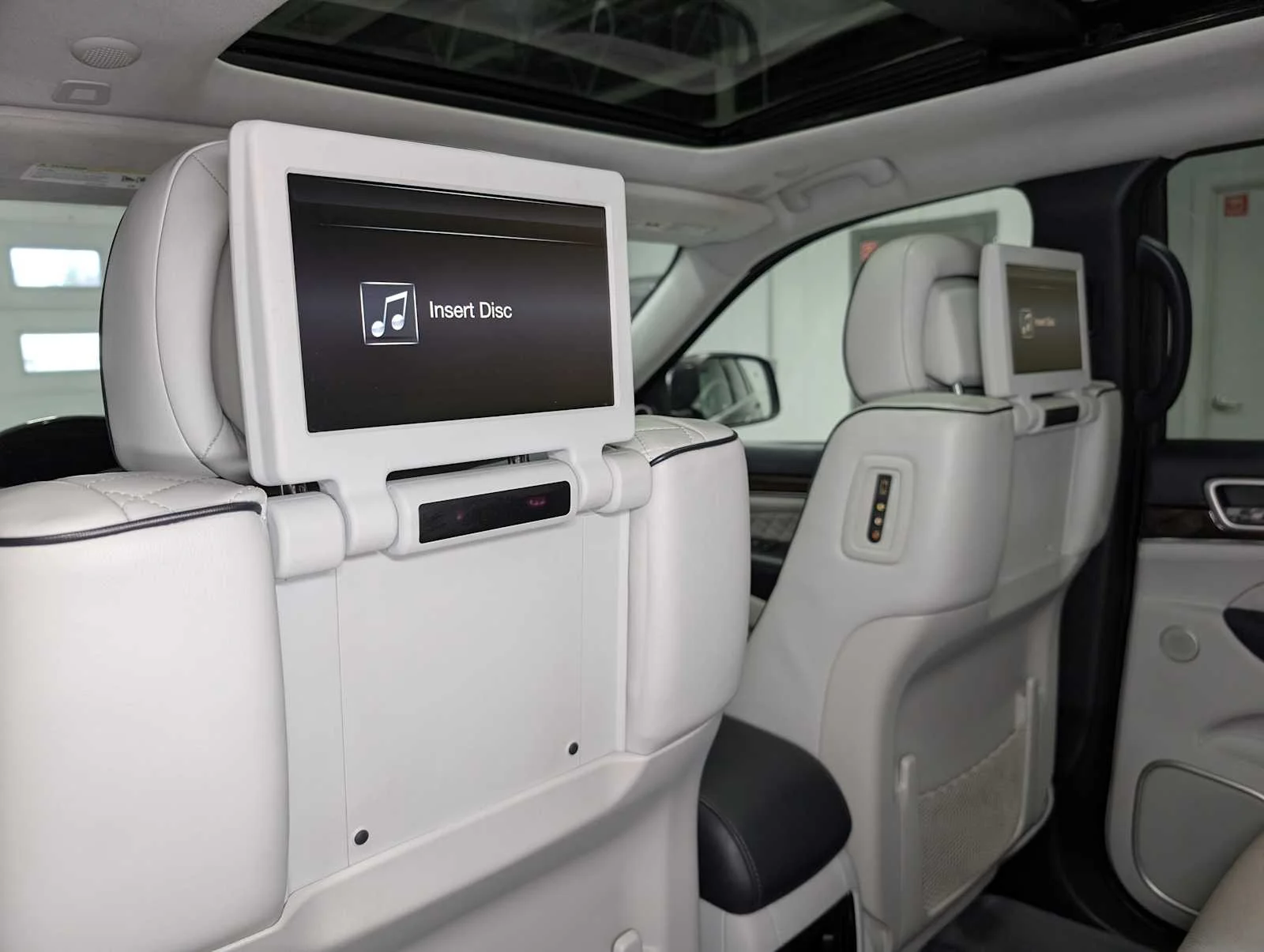 Used 2018 Granite Crystal Metallic Clearcoat Jeep Summit image 25