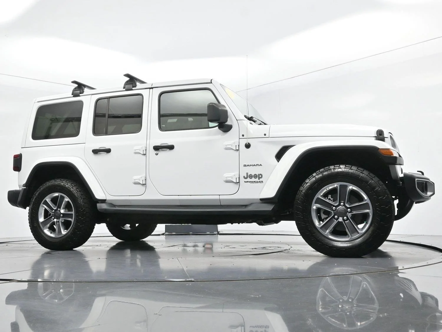 Used 2019 Bright White Clearcoat Jeep Sahara image 39