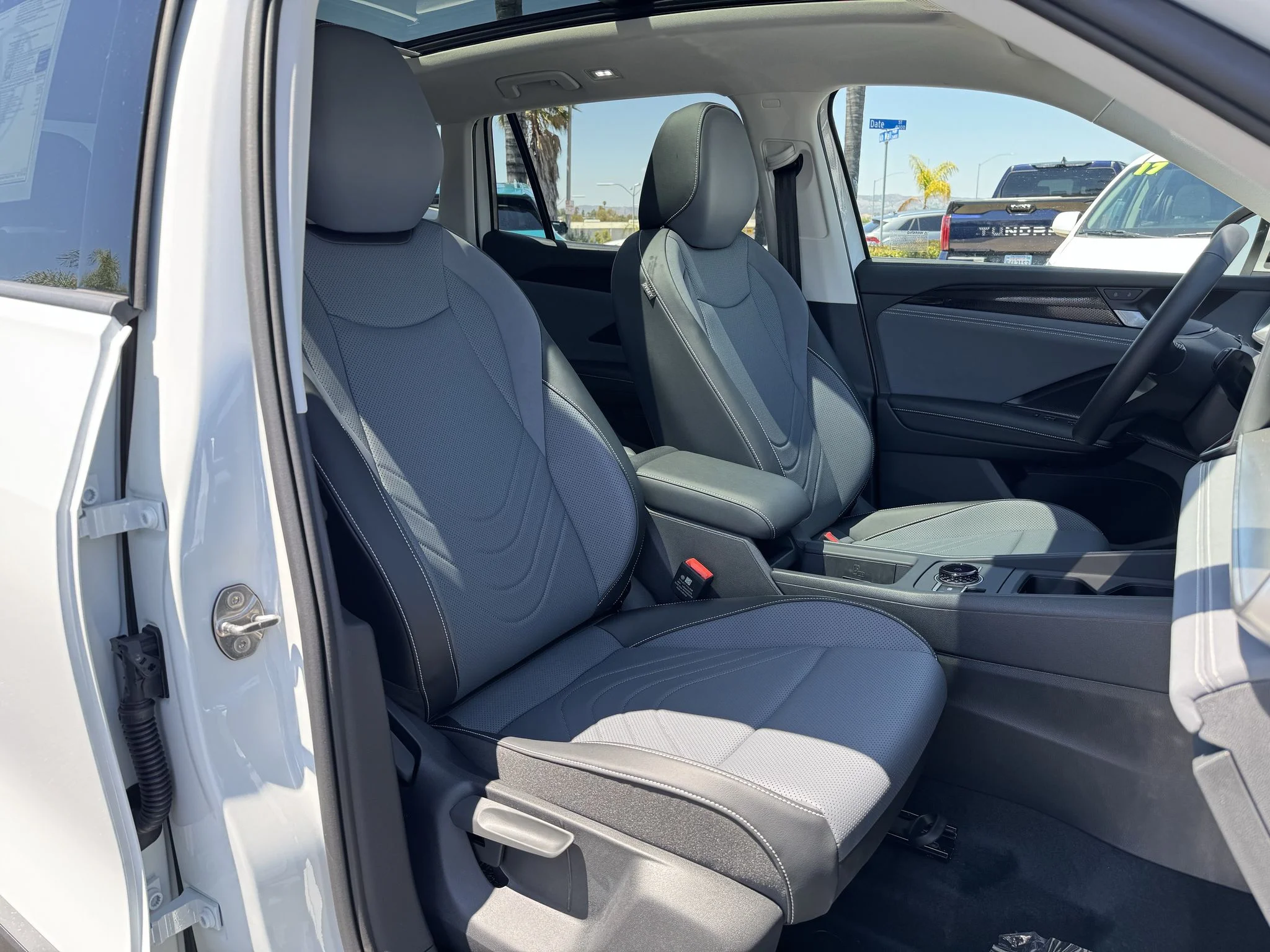 New 2026 Pure White Volkswagen SE image 33