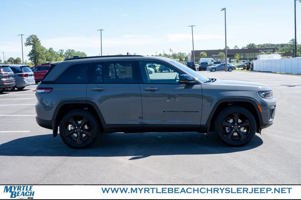 New 2027 Sting-Gray Clear-Coat Paint Jeep Limited image 7