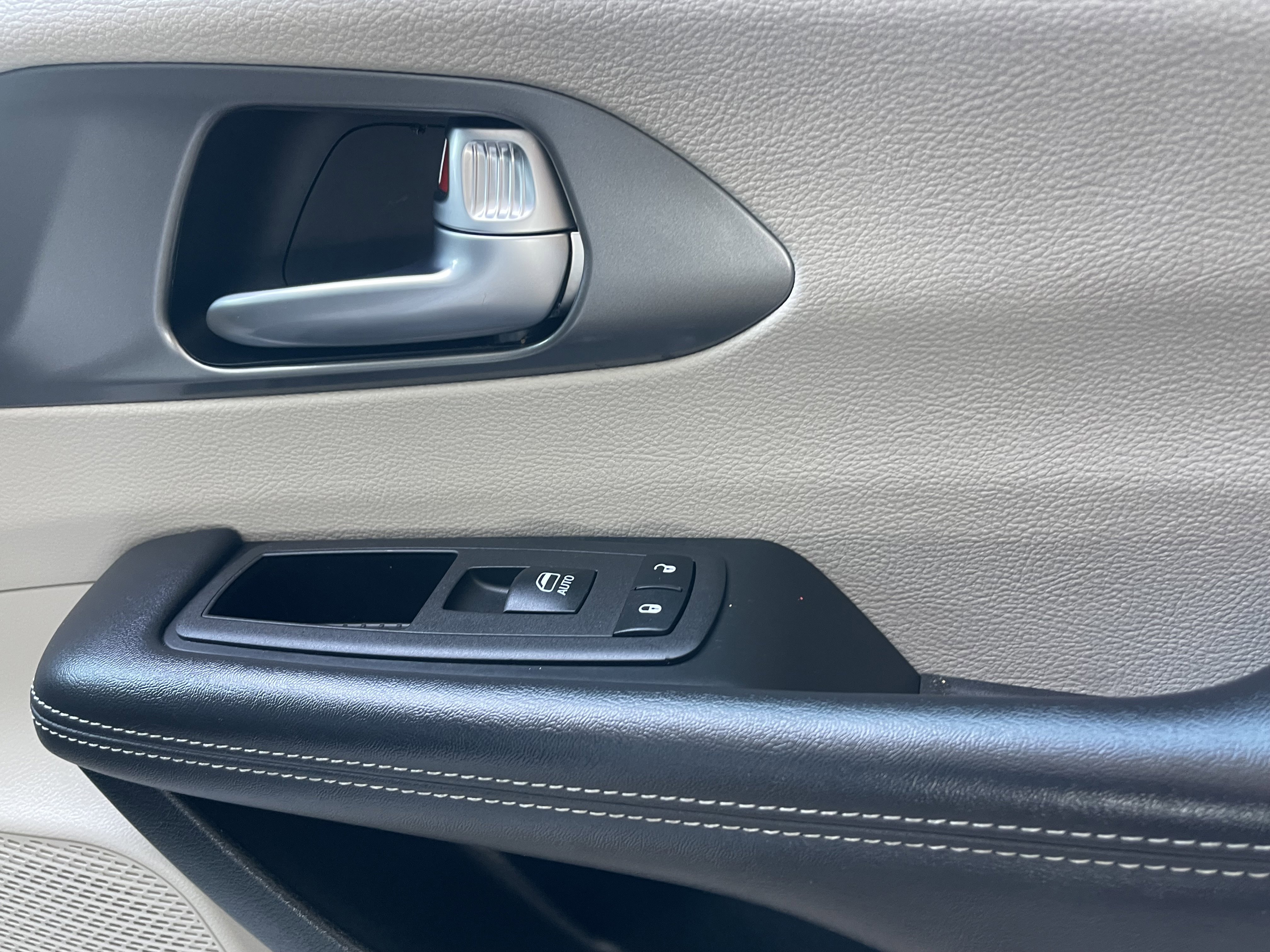 Used 2023 Silver Chrysler Touring L image 27