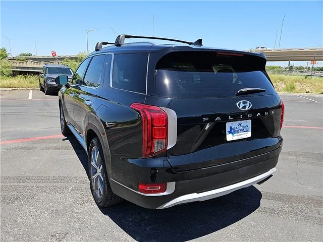 Used 2022 Black Hyundai SEL Front-Wheel Drive image 3