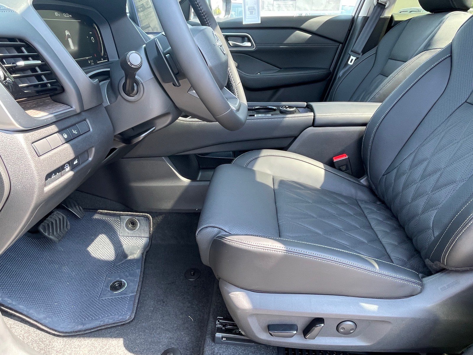 New 2026 Champagne Silver Metallic / Super Black Two-tone Nissan Platinum image 10