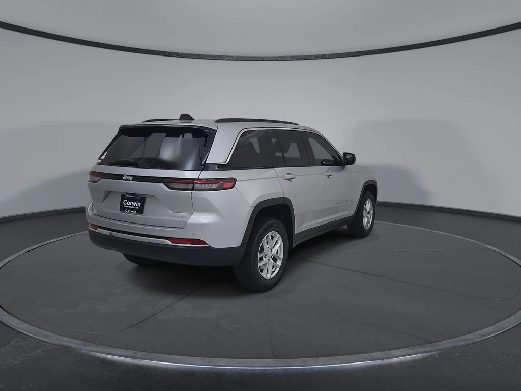 New 2026 Silver Zynith Exterior Paint Jeep Laredo X image 14
