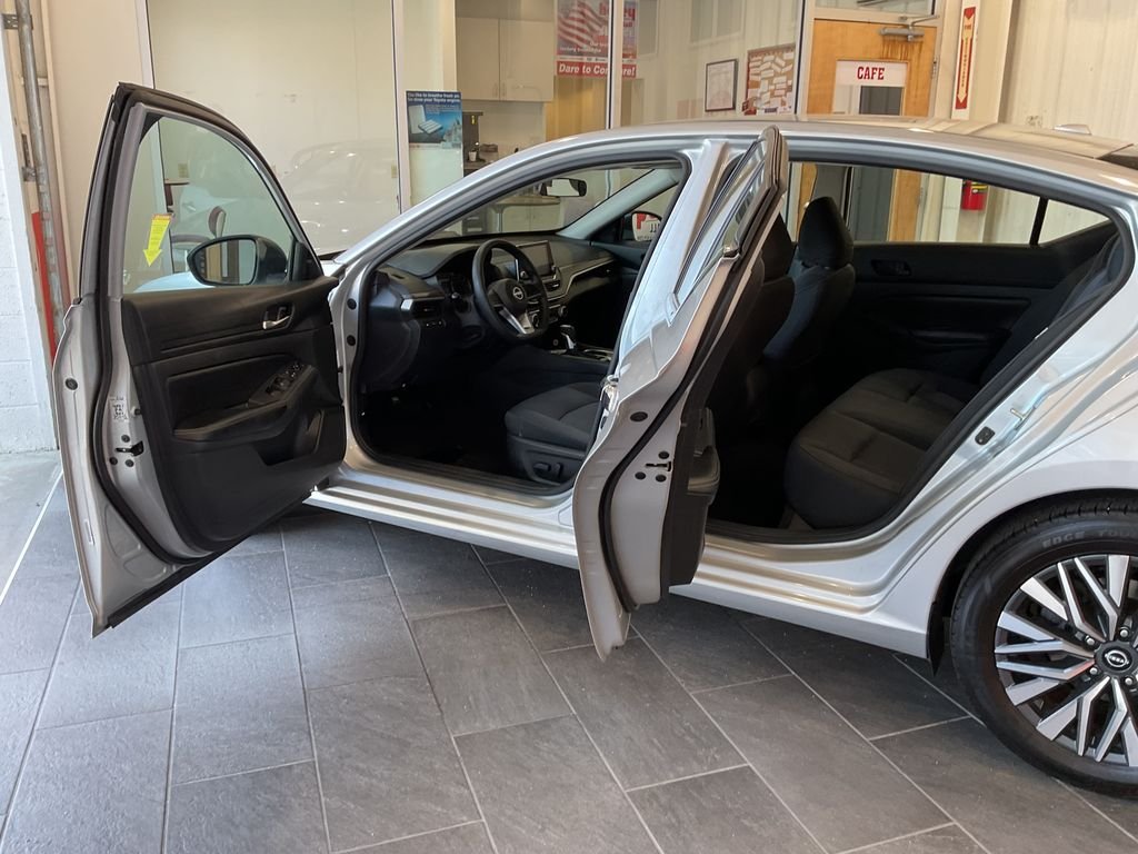Used 2024 Silver Nissan 2.5 SV image 9