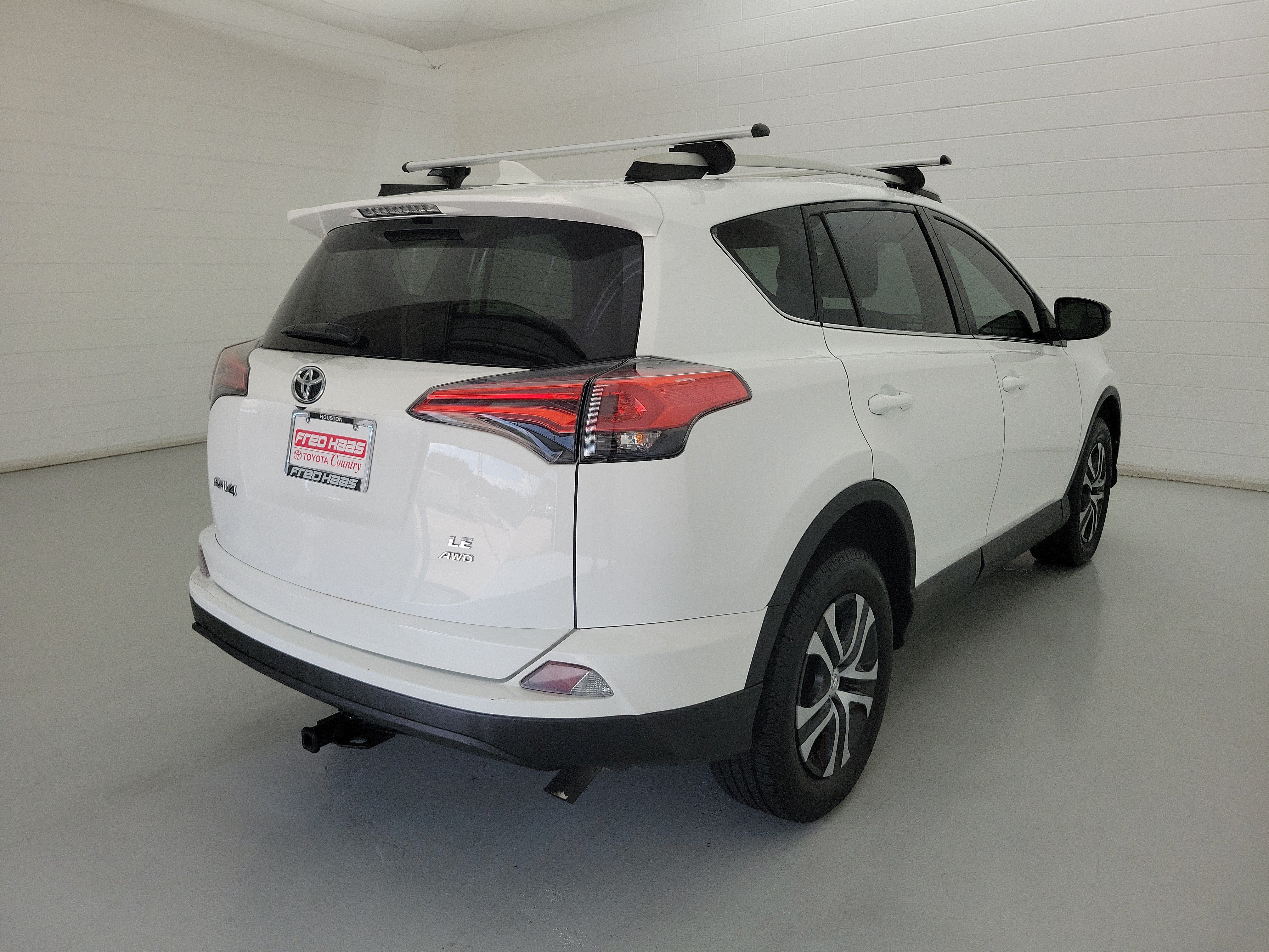 Used 2018 Super White Toyota LE image 5
