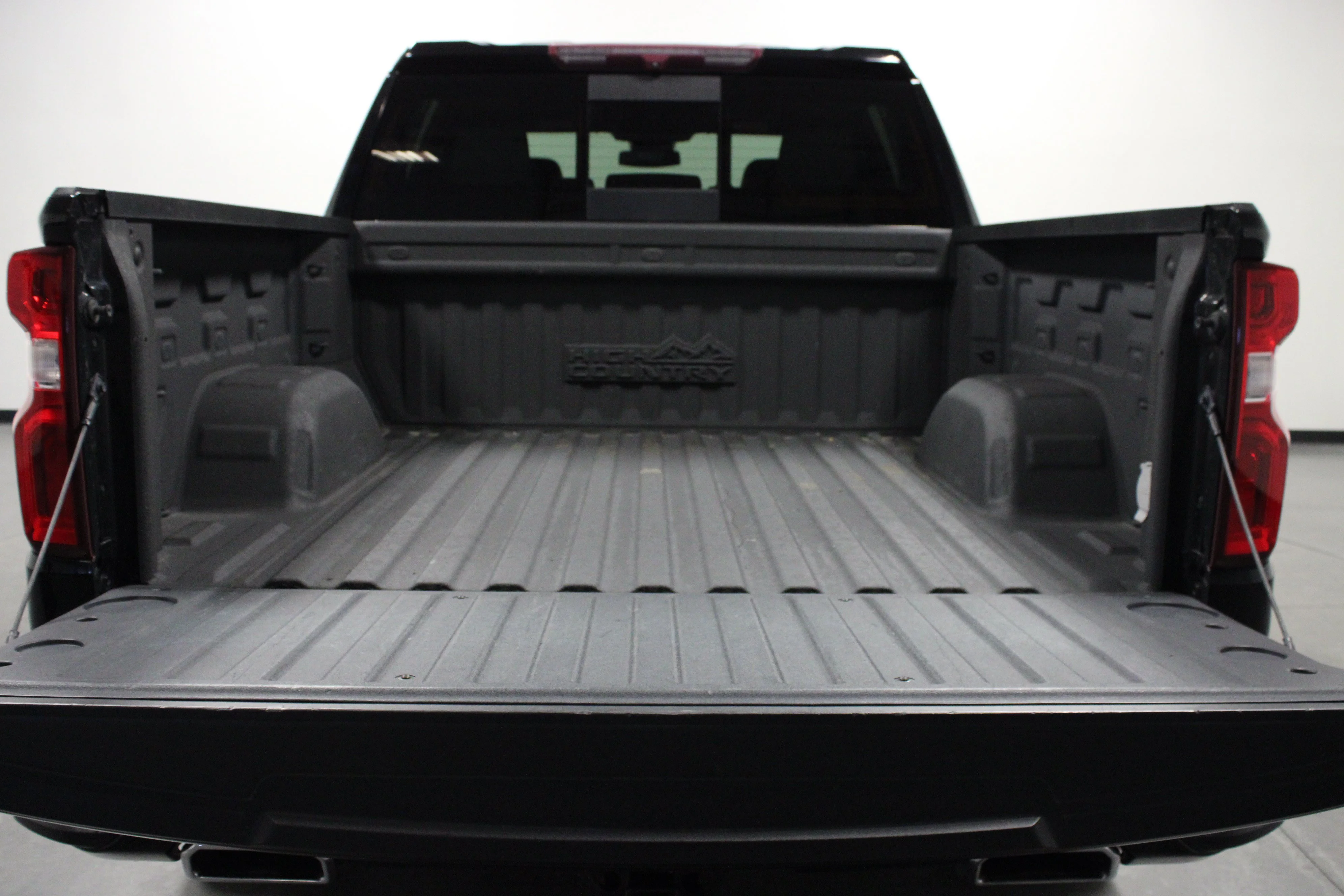 Used 2022 Black Chevrolet High Country image 14