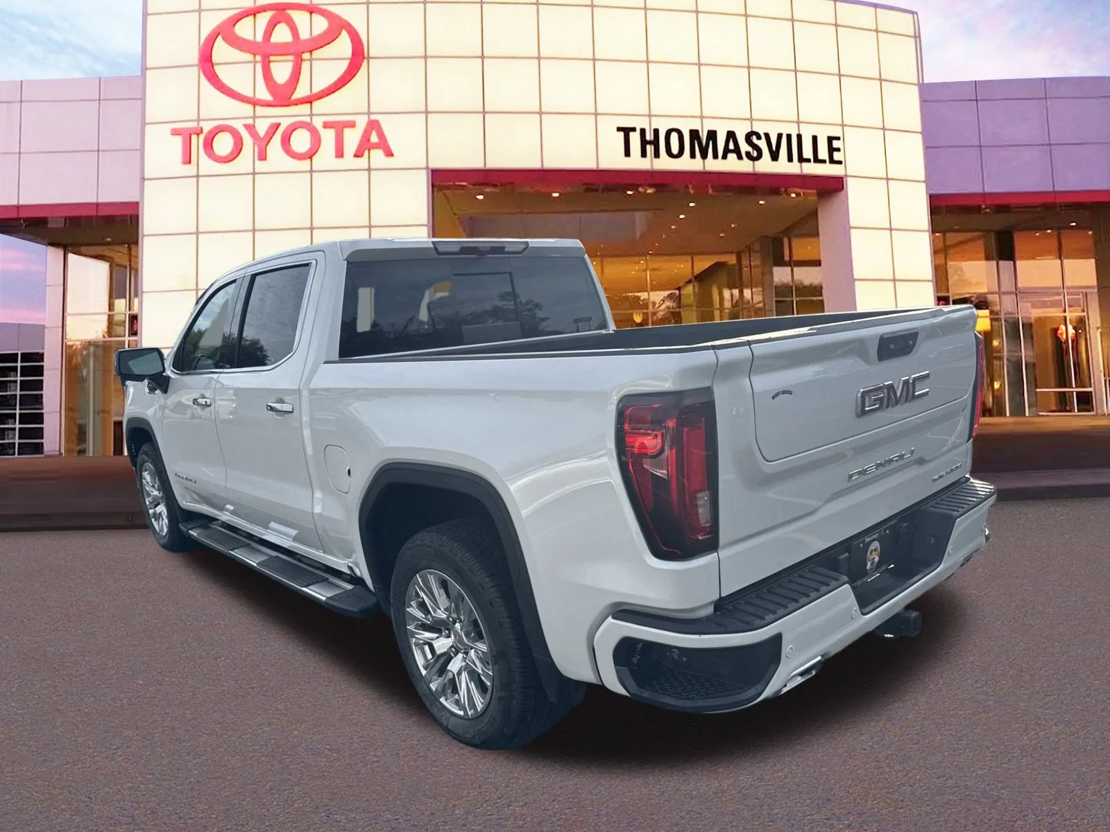 Used 2025 White Frost Tricoat GMC Denali image 7