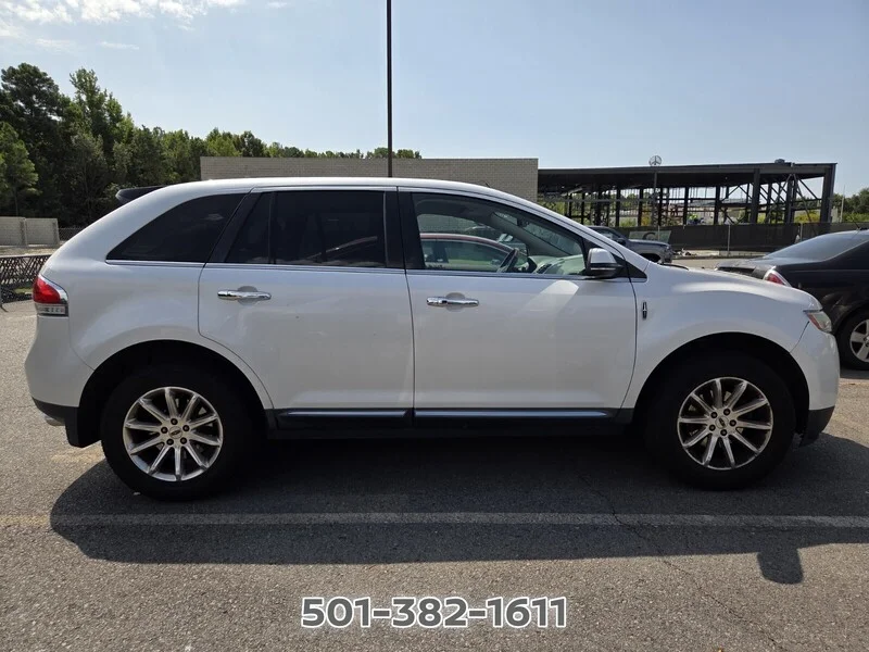 Used 2014 White Platinum Clearcoat Metal LINCOLN BASE image 3