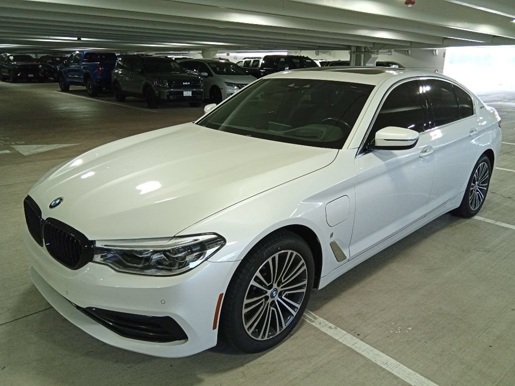 Used 2019 Mineral White Metallic BMW 530e xDrive iPerformance image 1