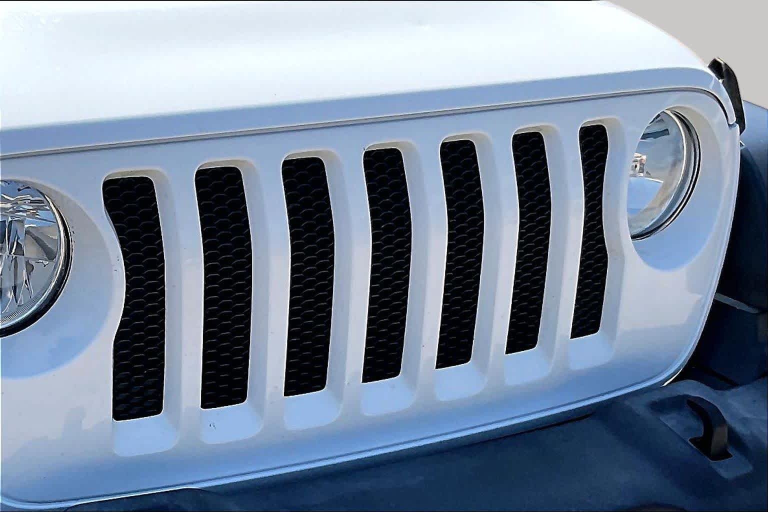 Used 2018 Bright White Clearcoat Jeep Sport S image 28