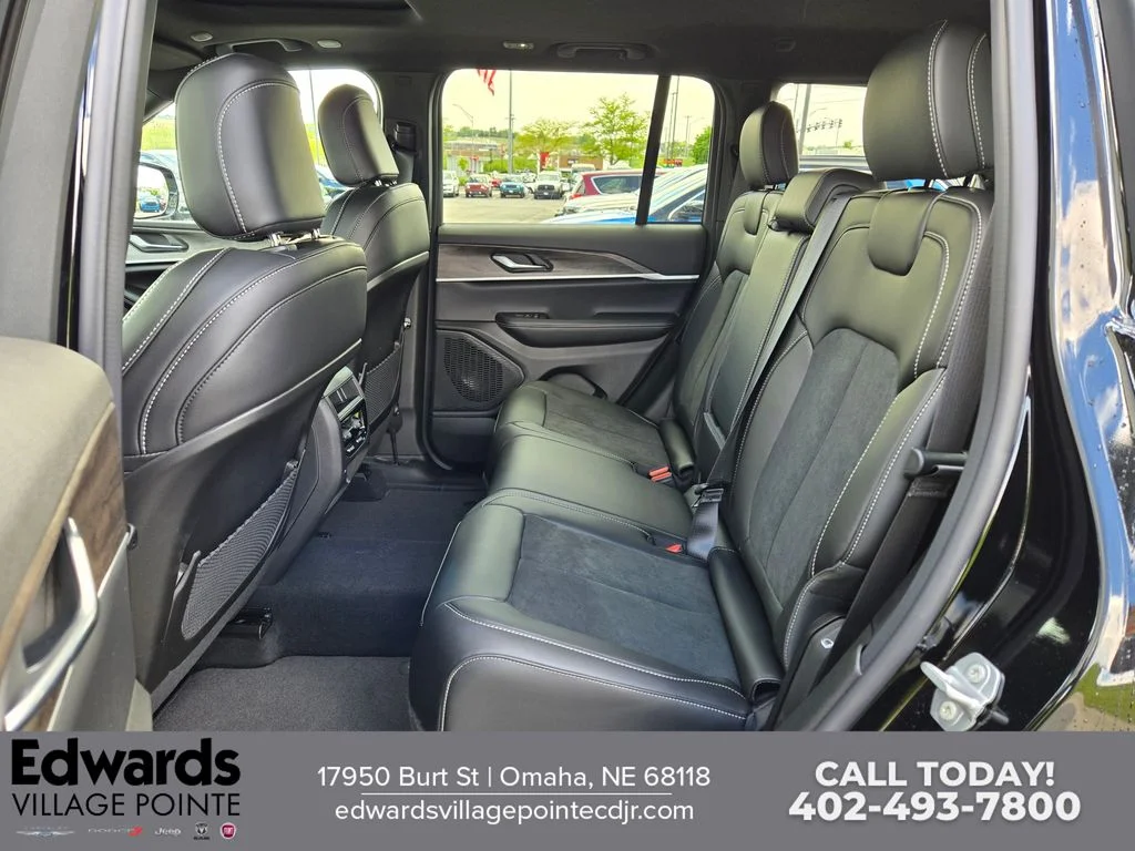 New 2026 Diamond Black Crystal Pearl-Coat Exterior Paint Jeep Laredo Altitude image 26