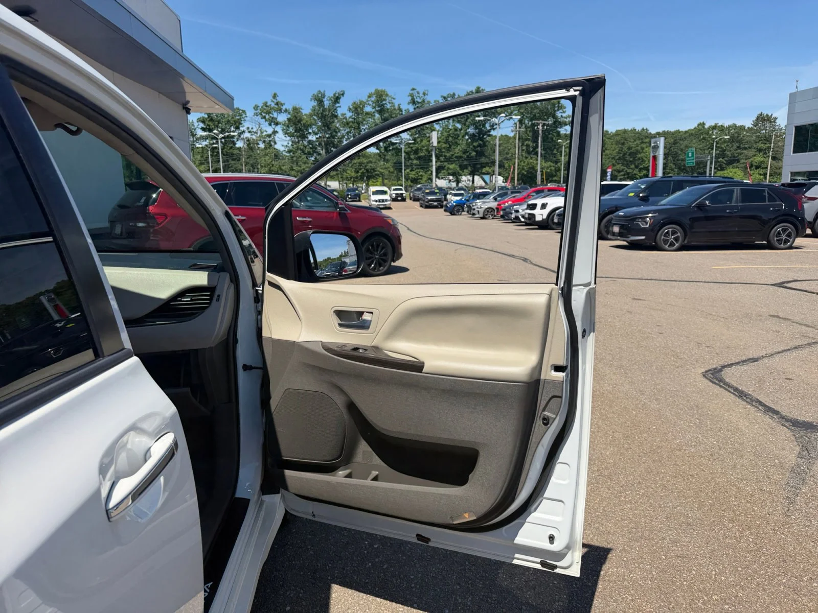 Used 2018 Super White Toyota XLE Premium image 32