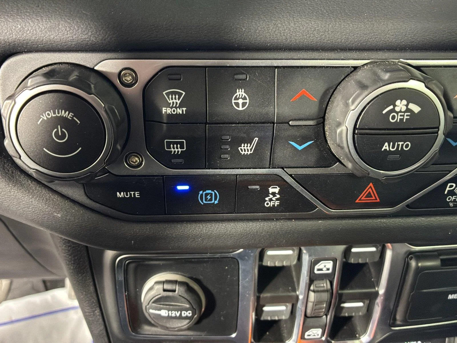 Used 2025 Bright White Clearcoat Jeep Rubicon image 35