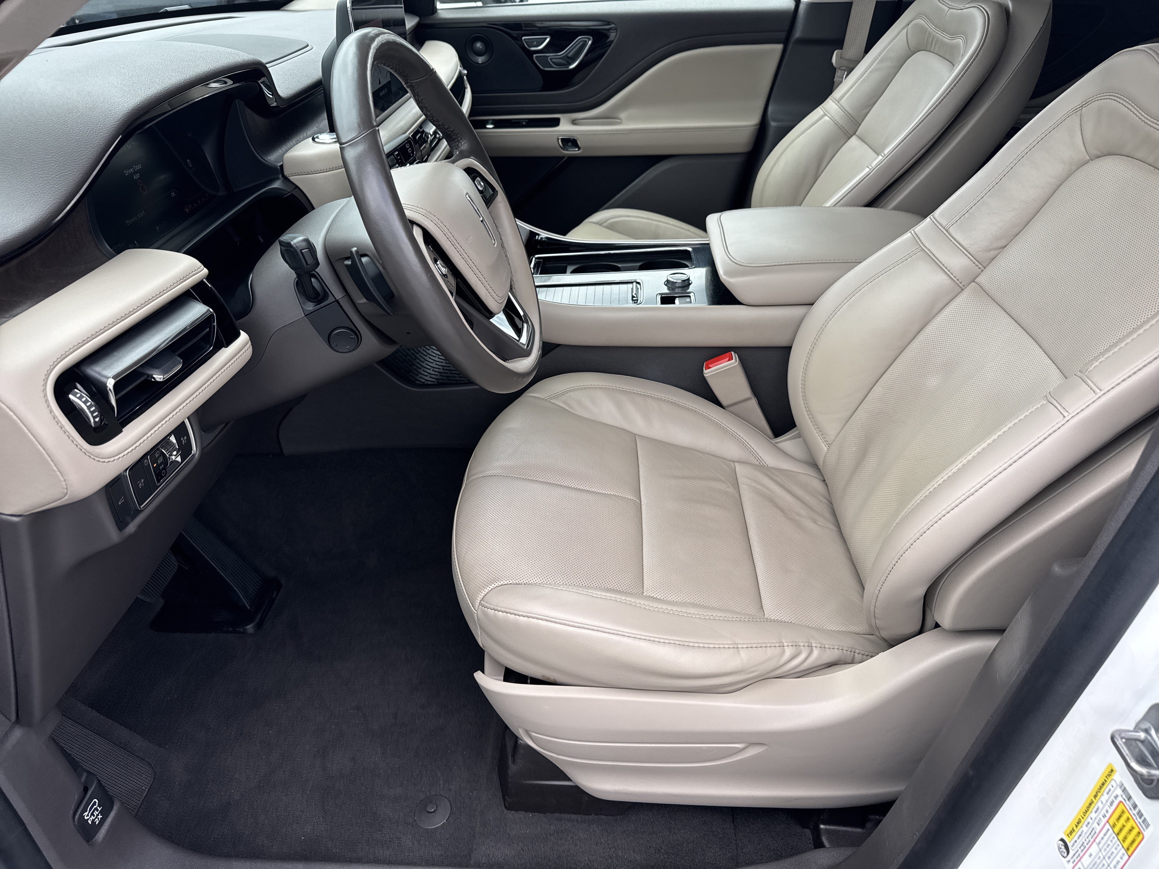 Used 2023 White Metallic Lincoln Reserve image 11