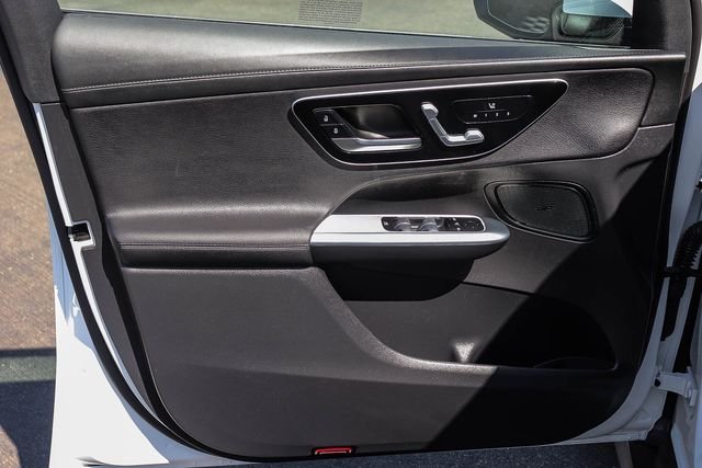 Used 2025  Mercedes-Benz GLC 300 image 25