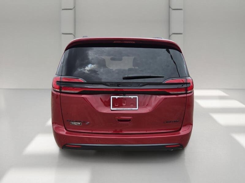 New 2027 Red Hot Pearl-Coat Exterior Paint Chrysler LIMITED FWD image 4