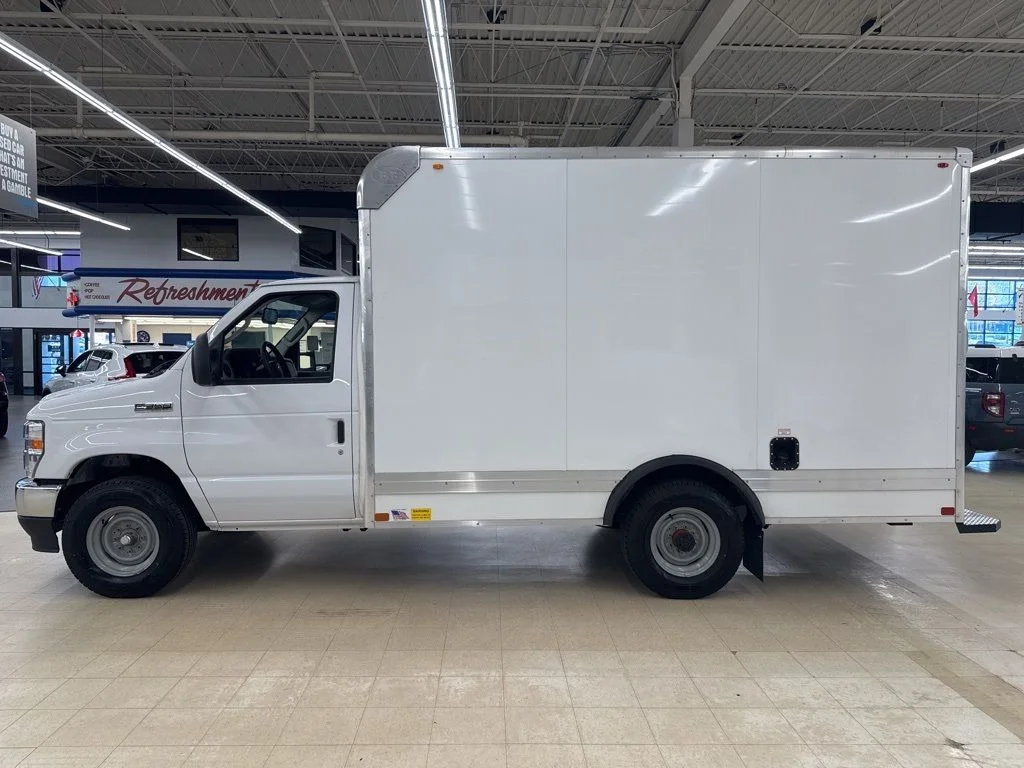 New 2025 Oxford White Ford E-350 SRW image 4