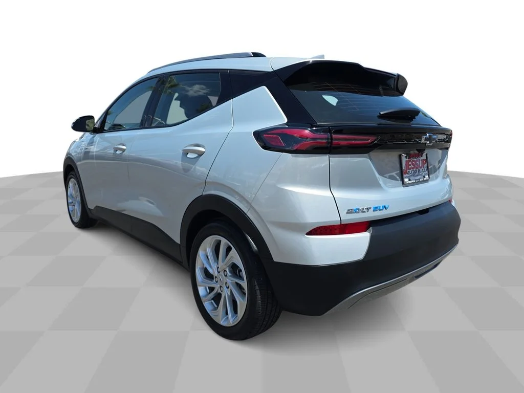Used 2023 Silver Flare Metallic Chevrolet LT image 6