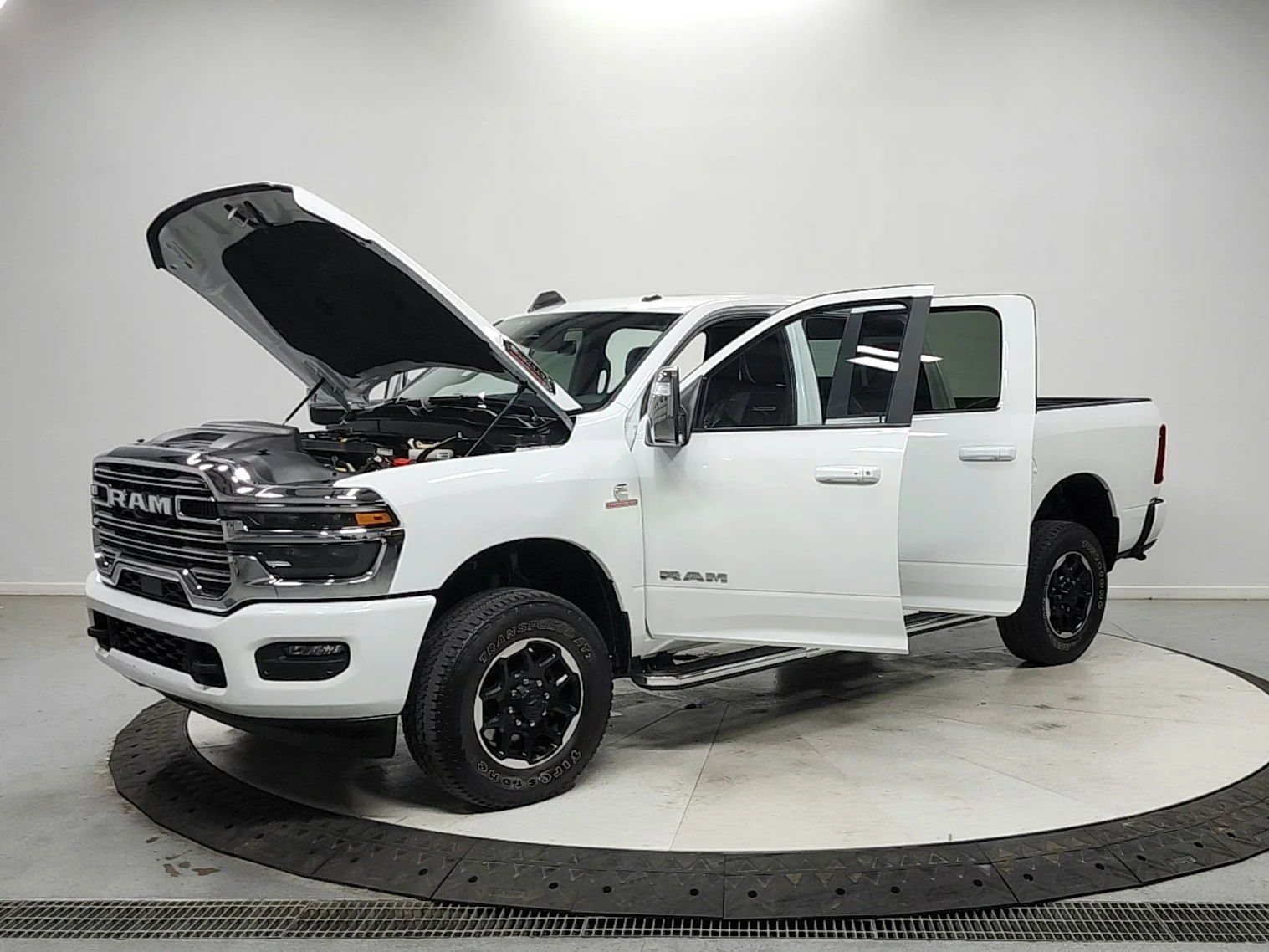 Used 2025 White Ram Laramie image 11
