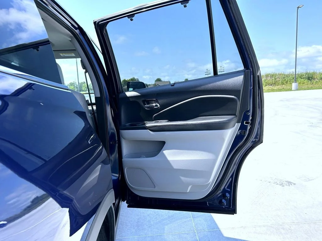 Used 2018 Blue Honda EX-L image 17