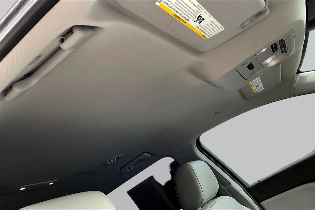Used 2023 White GMC SLT image 30