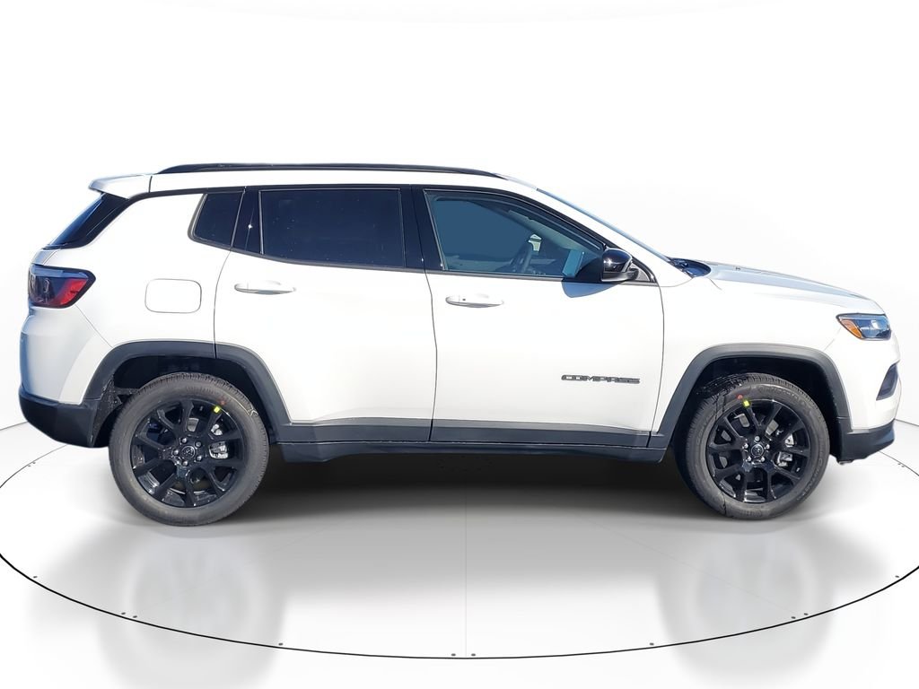 New 2026 Bright White Clearcoat Jeep Latitude image 4