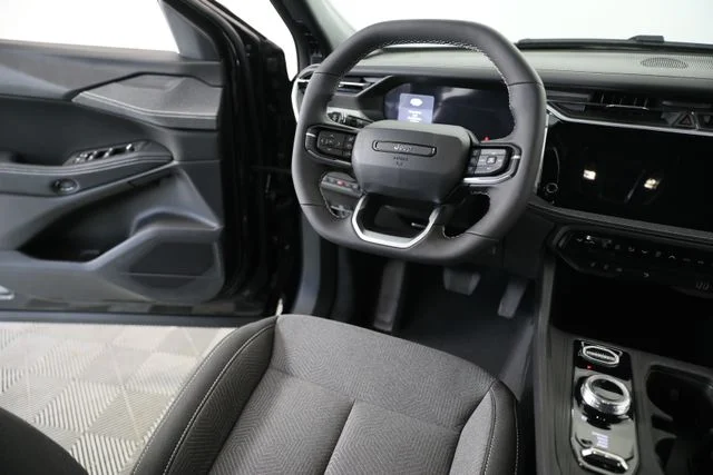 New 2026 Diamond Black Crystal Pearl-Coat Exterior Paint Jeep Laredo image 24