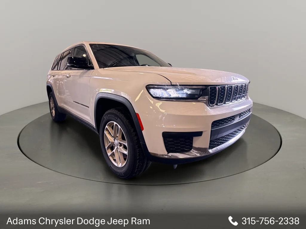 Used 2023 White Jeep Laredo image 1