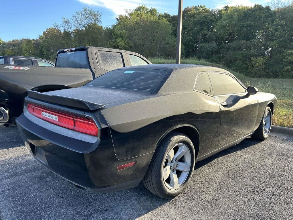 Used 2014 Black Dodge SXT image 2