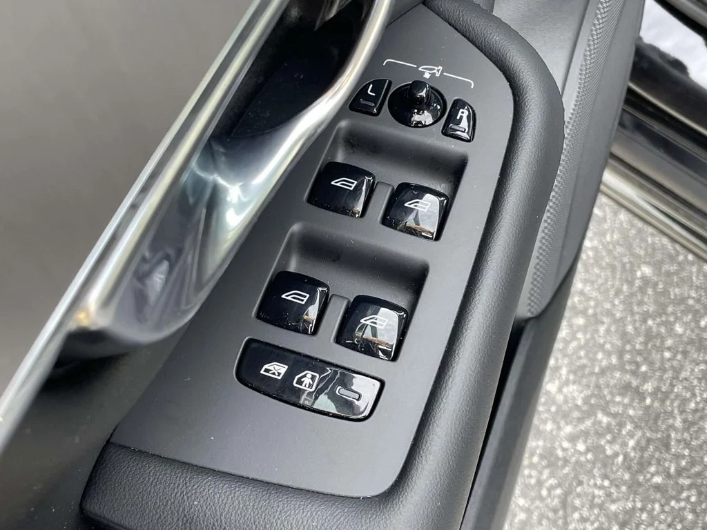 Used 2025 Onyx Black Metallic Volvo Core image 6