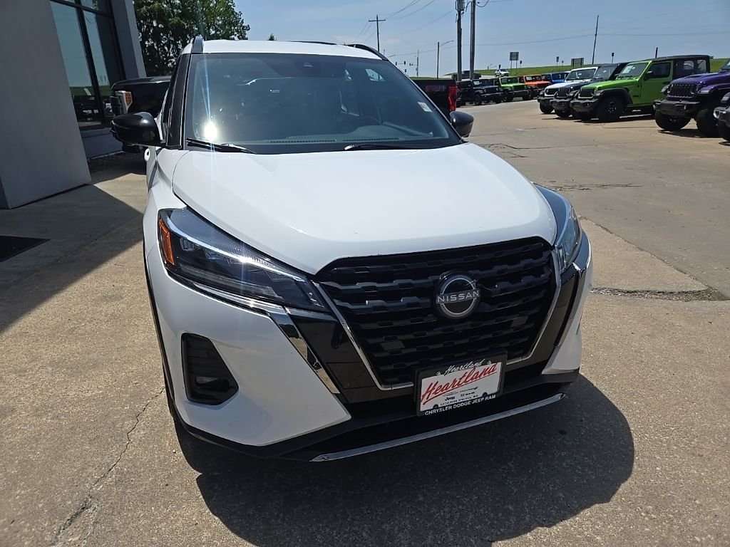 Used 2024 White Nissan SR image 17