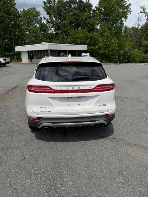 Used 2015 White Lincoln Base image 5