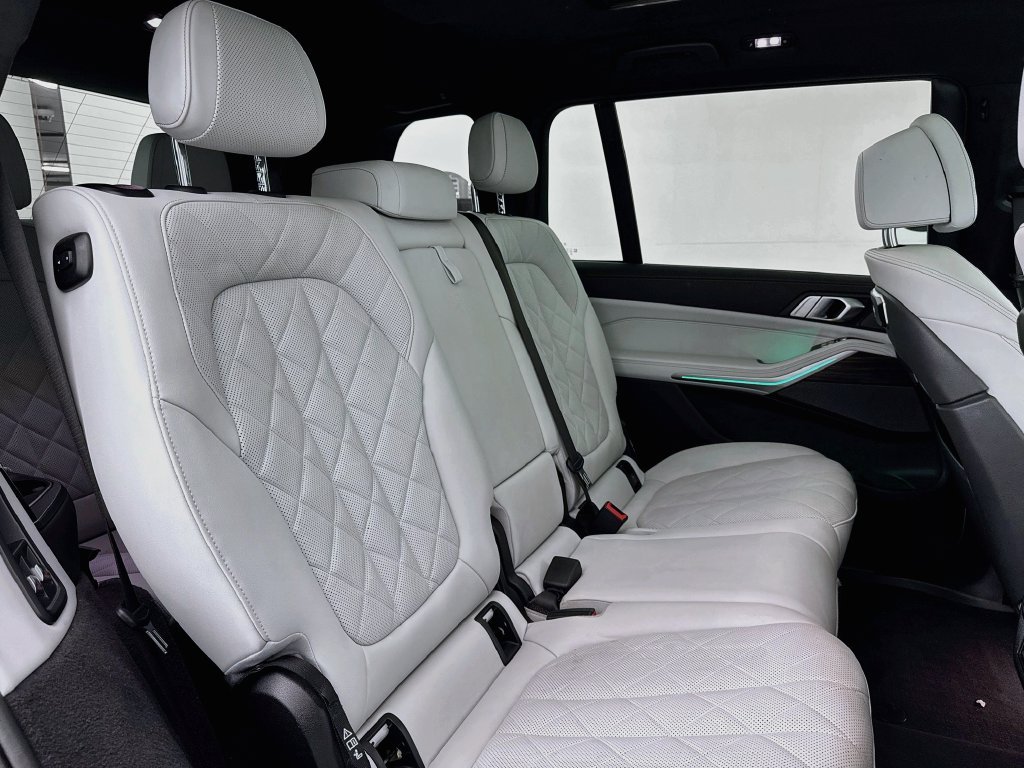 Used 2024 White BMW xDrive40i image 29