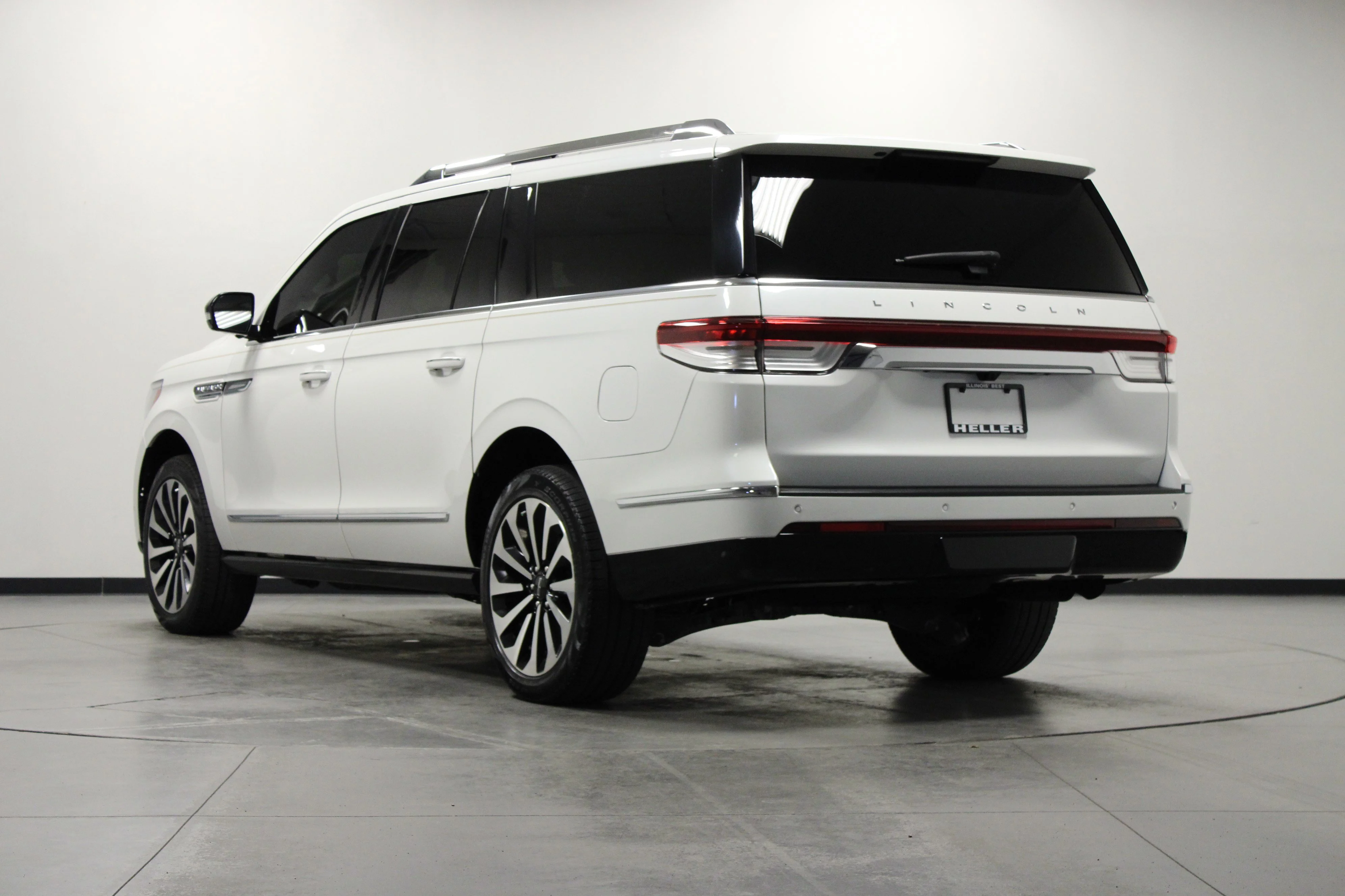 Used 2023 White Metallic Lincoln Reserve image 6